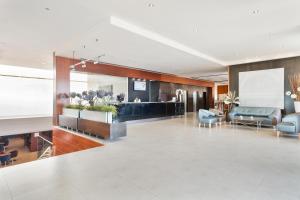 a lobby of a hotel with couches and chairs at Hotel Best Front Maritim in Barcelona