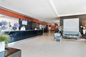 vestíbulo con sofá azul y barra en Hotel Best Front Maritim, en Barcelona