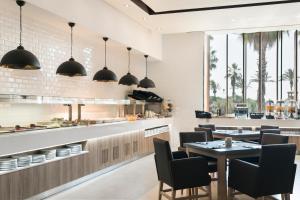 Reštaurácia alebo iné gastronomické zariadenie v ubytovaní Hotel Best Front Maritim