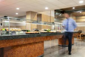 Makanan di atau berdekatan hotel