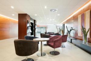 - une salle d'attente avec des chaises et une table dans l'établissement Hotel Best Front Maritim, à Barcelone