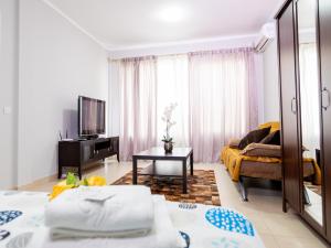 - un salon avec un canapé et une table dans l'établissement Villa de lujo con piscina privada en Costa Adeje, à Adeje