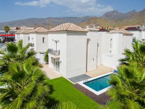 eine Luftansicht eines Hauses mit Pool in der Unterkunft Villa de lujo con piscina privada en Costa Adeje in Adeje
