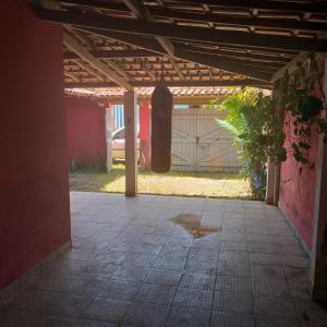 een lege patio in een huis met een houten pergola bij Casa de Praia in Ilhéus
