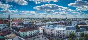 widok miasta z lotu ptaka z budynkami w obiekcie B&B HOTEL Piotrków Trybunalski w Piotrkowie Trybunalskim