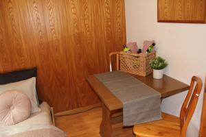 um quarto com uma mesa, uma mesa e uma cadeira em 5Min Walk To Audi FIS Ski World Cup Swiss Studio em Adelboden