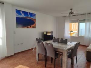 Una televisión o centro de entretenimiento en Apartamento El Flamenco Azul Cabo de Gata