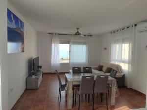 Una televisión o centro de entretenimiento en Apartamento El Flamenco Azul Cabo de Gata