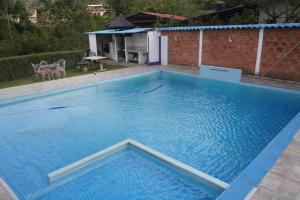 ein großer Pool mit blauem Wasser im Hinterhof in der Unterkunft Monte Alto in Albán