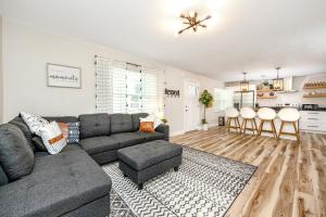 a living room with a couch and a table at 7 People 4 Beds - 8 mins to beach by car - 2 mins to downtown - MODERN in Largo