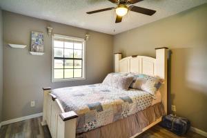 Säng eller sängar i ett rum på Charming Lake Charles Home with Patio and Grill