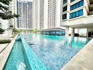 una piscina al centro di un edificio con edifici alti di U 1-10Pax 2Room Trefoil Cozy Home Setia Alam Wifi a Setia Alam
