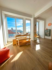 een woonkamer met een tafel en een groot raam bij Belém River Apartment View in Lissabon