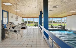 una piscina en una habitación con mesa y sillas en 4 Bedroom Beautiful Home In Brande, en Brande