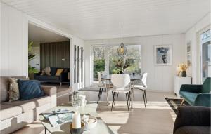 - un salon avec une table et des chaises dans l'établissement Gorgeous Home In Lgstr With Kitchen, à Løgsted