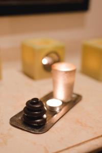 un mucchio di biscotti su un piatto nero con una candela di Kenzi Menara Palace & Resort a Marrakech