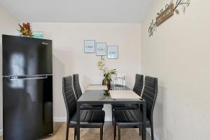 une table à manger avec des chaises noires et un réfrigérateur dans l'établissement Comfortable private room in Tampa: Villa Romantic., à Tampa