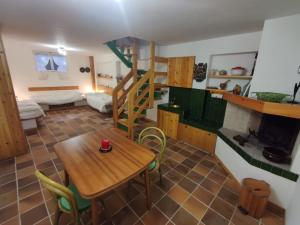 Zimmer mit einem Tisch, einer Küche und einem Wohnzimmer in der Unterkunft La Buganvilla in Sirolo