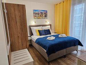 una camera da letto con un letto e due asciugamani di Apartamenty Wola Tower a Varsavia