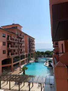 een uitzicht vanaf het balkon van een hotel met een zwembad bij Studio no Jurerê Beach Village - Pé na areia in Florianópolis