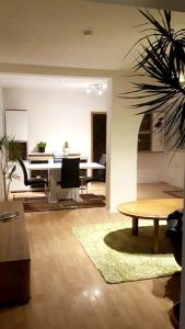 Zona d'estar a 3 bedrooms appartement with enclosed garden and wifi at Ramstein Miesenbach