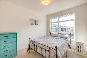 1 dormitorio con 1 cama con cómoda azul y ventana en Modern Livingston Condo Near Yellowstone River!, en Livingston