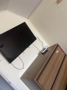 TV in/ali zabaviščno središče v nastanitvi Hospedaje de la vita