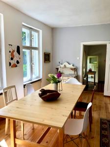 een eetkamer met een houten tafel en stoelen bij Finca in Brandenburg Ferienhaus mit Sauna in Baruth