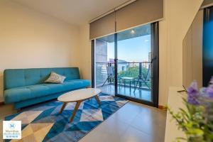 een woonkamer met een blauwe bank en een tafel bij Tribeca del Sol - 501 in Asuncion