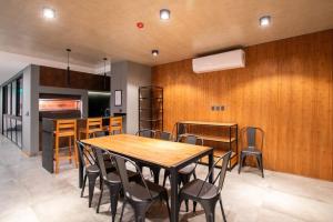 een keuken en eetkamer met een tafel en stoelen bij Tribeca del Sol - 501 in Asuncion