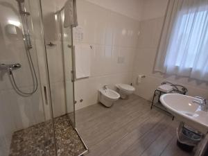 Koupelna v ubytování Arneroni + 26 fotografií