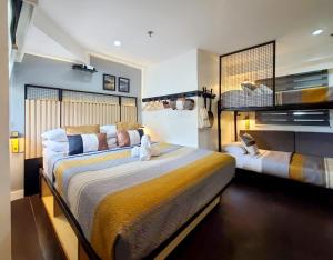 1 dormitorio grande con 2 camas. en BGC Central Comforts, en Manila