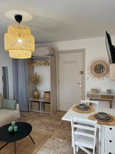 a living room with a table and a couch at Petit paradis Portissol 400m plage/commerces in Sanary-sur-Mer