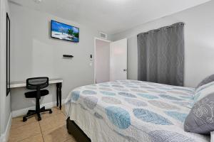 - une chambre avec un lit, un bureau et une chaise dans l'établissement Comfortable private room in Tampa: The Wanderlust, à Tampa