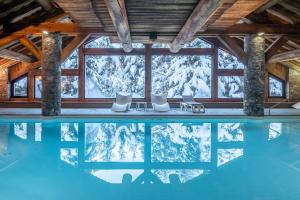 Bazén v ubytování Résidence Pierre & Vacances Premium Les Fermes De Méribel nebo v jeho okolí