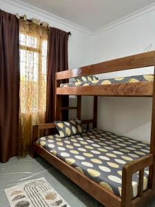 Homestay in Arusha Wanderful Escape tesisinde bir ranza yatağı veya ranza yatakları
