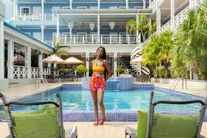 une femme en bikini debout à côté d'une piscine dans l'établissement Hotel Casona del Lago, à Flores