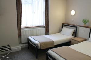 Postel nebo postele na pokoji v ubytování Lords Hotel
