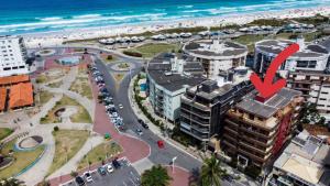 una vista aérea de una ciudad con la playa en Conforto com ar, tvs smart, na quadra da praia do Forte, em frente Praça da Cidadania, en Cabo Frío