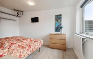 een slaapkamer met een bed, een dressoir en een raam bij Beautiful Home In Snedsted With Kitchen in Snedsted