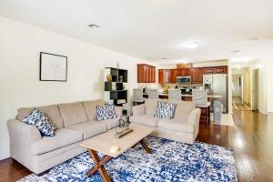 uma sala de estar com um sofá e uma mesa em Chic Newark Vacation Rental Patio and Fireplace! em Newark