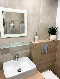 y baño con lavabo blanco y espejo. en Moderner Bungalow im Seebad Bansin, 200 Meter zum Strand en Bansin