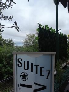 Una señal blanca con la palabra "vida salvaje". en Suite 7, en Paglieta