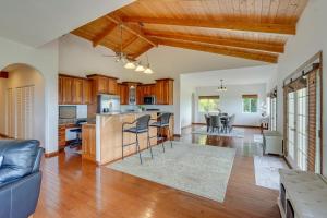 een open keuken en een woonkamer met houten plafonds bij Hawaiian Retreat with Ocean Views in Captain Cook! in Papa Bay Estates