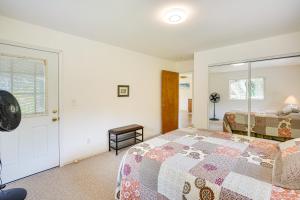 een slaapkamer met een bed en een raam bij Captain Cook Home on Quiet 3 Acres with Fruit Trees in Papa Bay Estates +17 foto's