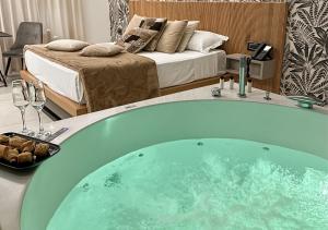 una vasca da bagno in una camera con un letto di Olympus Capua a Capua