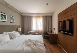 TV a/nebo společenská místnost v ubytování Golden Tulip São José dos Campos