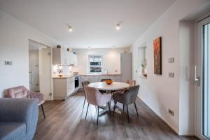 - une cuisine et une salle à manger avec une table et des chaises dans l'établissement Appartement Obkircher, à Nova Ponente