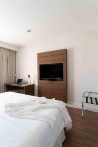 TV a/nebo společenská místnost v ubytování Golden Tulip São José dos Campos