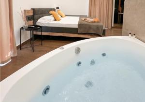 een bad in een kamer met een bed bij Olympus Capua in Capua